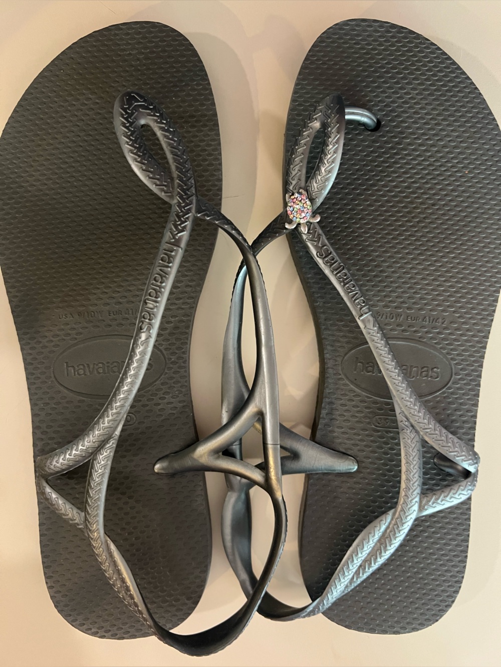 Havaianas Luna metallic Black Rhinestone turtle charm T-Strap Sandals Sz 9/10W